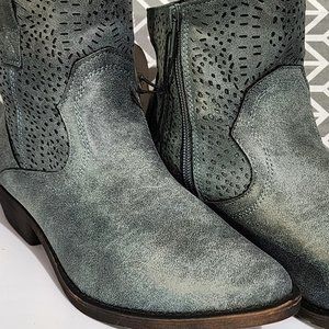 Brand New!!! Me too Daisy Pointed Toe Chelsea Boot Blueish Gray Size 8